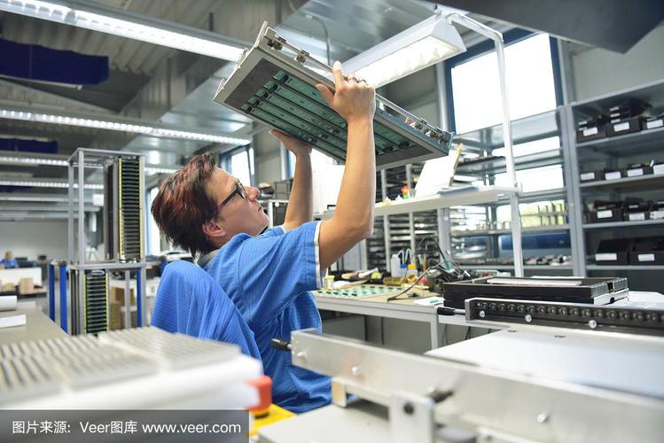 质量控制-妇女检查主板-工作在生产电子产品的工厂